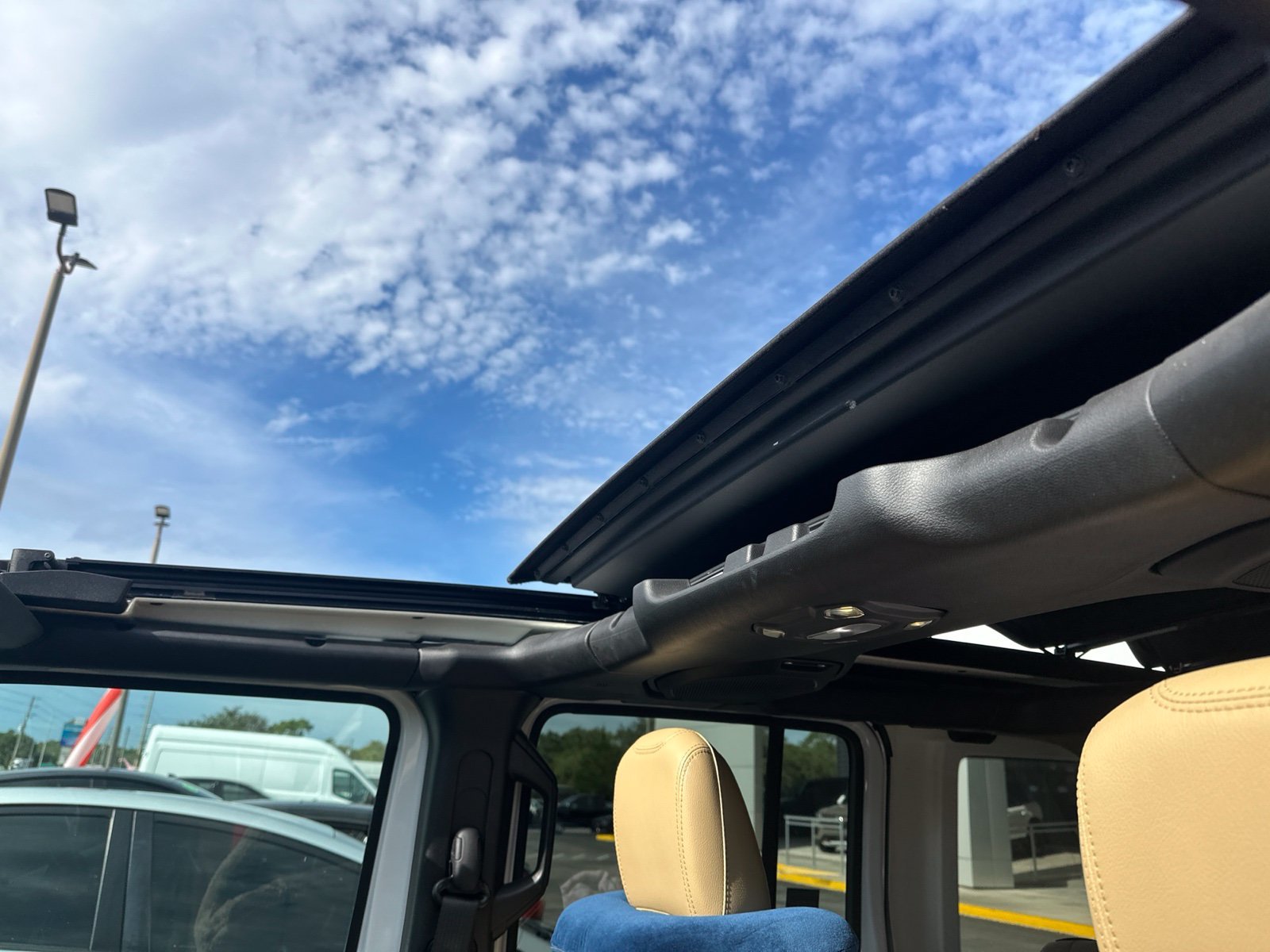 Used 2019 White Jeep Unlimited Sahara image 11