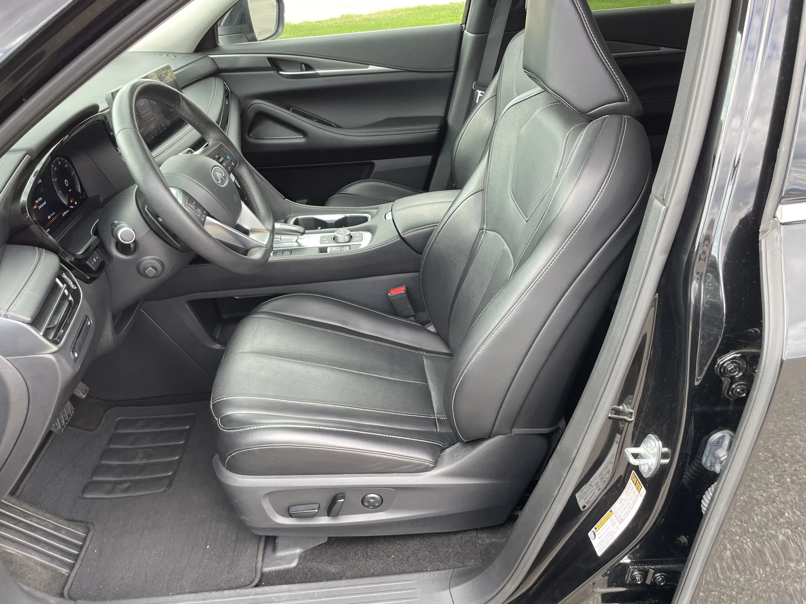 Used 2025 Mineral Black INFINITI LUXE image 16