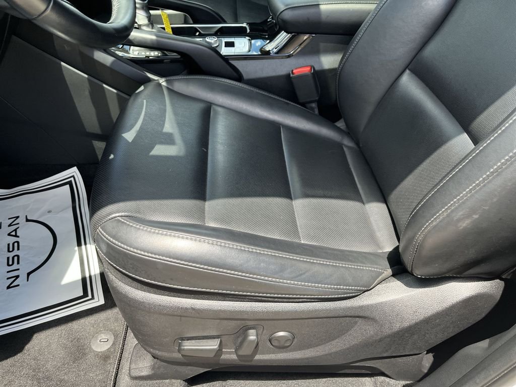 Used 2025 White Kia S image 12