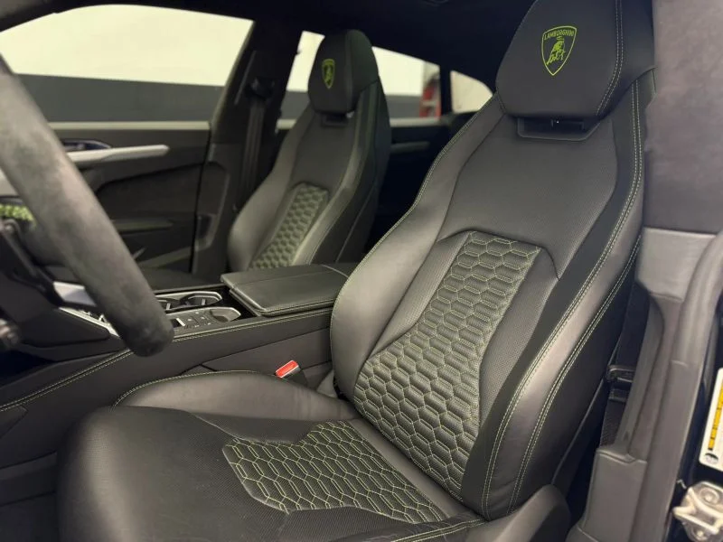 Used 2022  Lamborghini Sport Utility 4D image 26