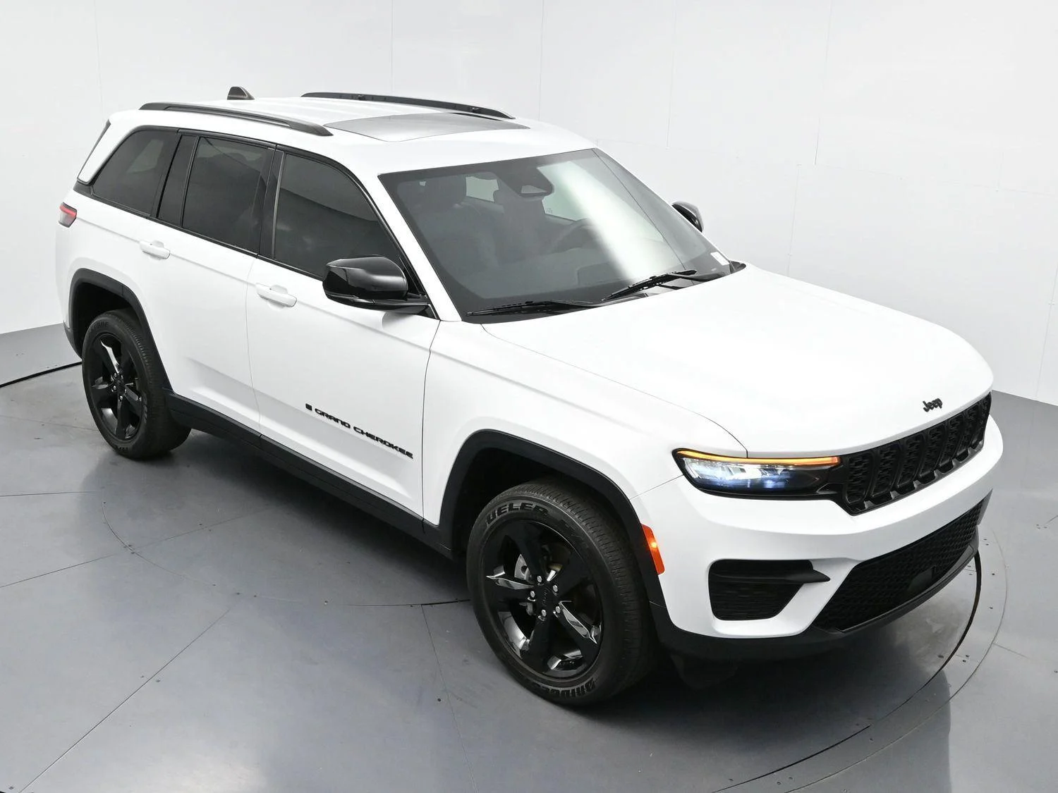 Used 2023 White Jeep Altitude image 33