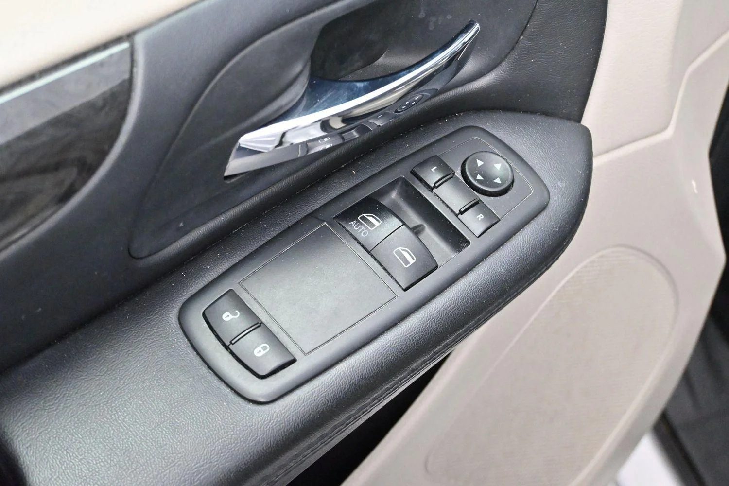 Used 2017 White Knuckle Clearcoat Dodge SE image 10