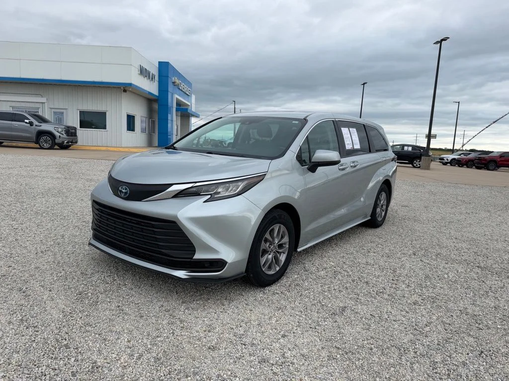 Used 2022 Silver Toyota LE image 7