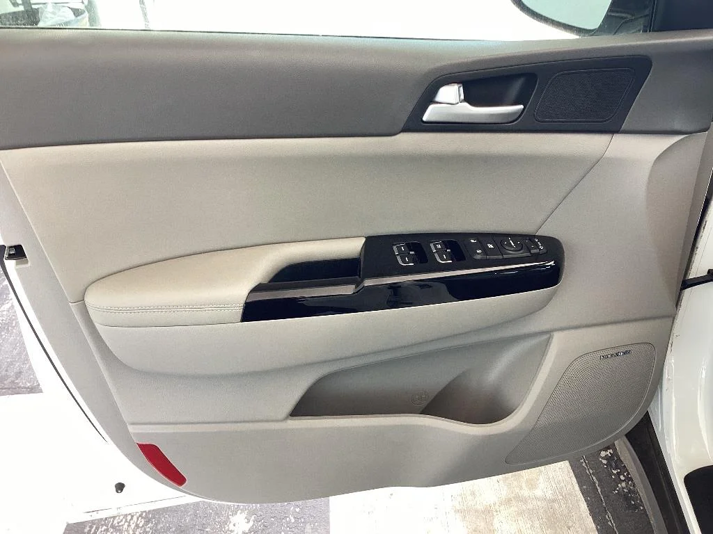 Used 2019 Snow White Pearl Kia EX image 21