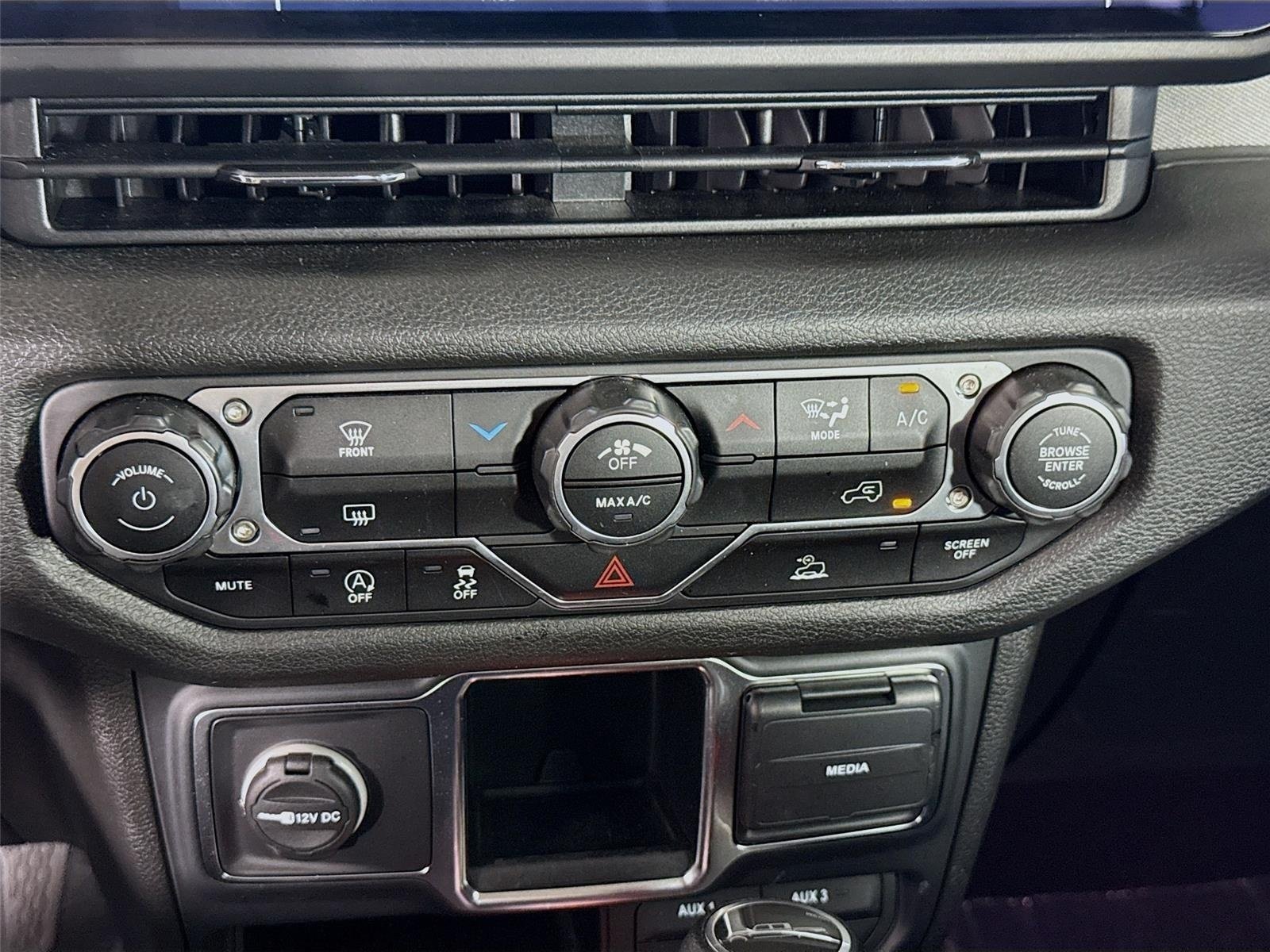 Used 2024 Granite Crystal Metallic Clearcoat Jeep Sport image 17