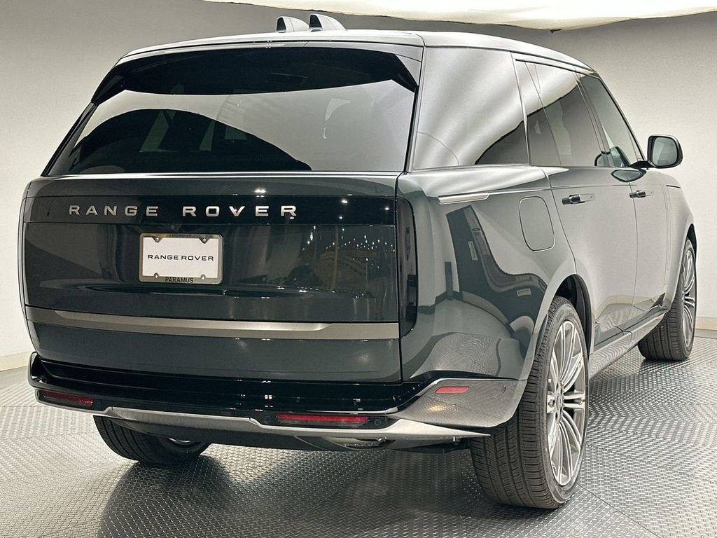 New 2026 Belgravia Green Land Rover SE image 3