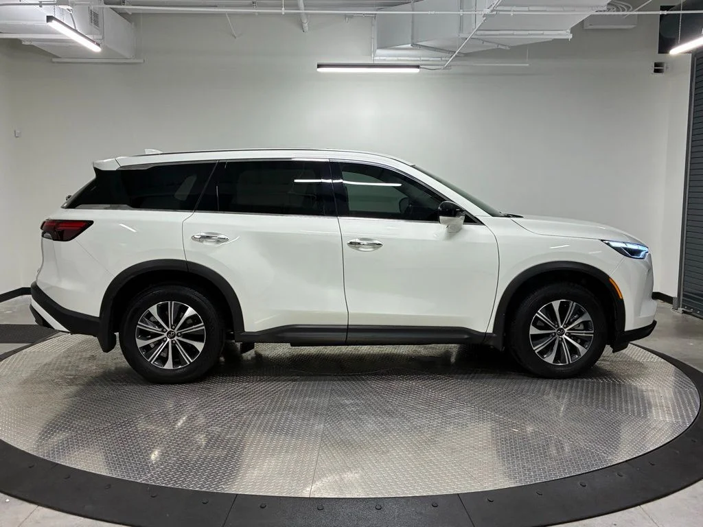 Used 2025 Glacier White INFINITI PURE image 7