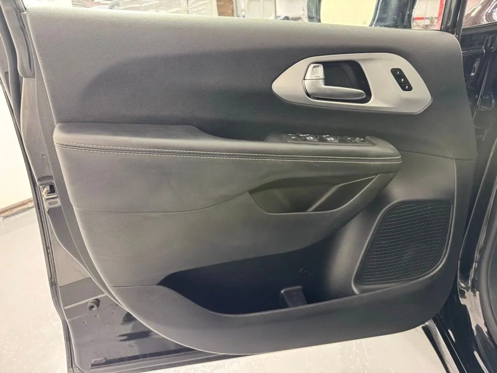 Used 2025 Black Chrysler Limited image 11