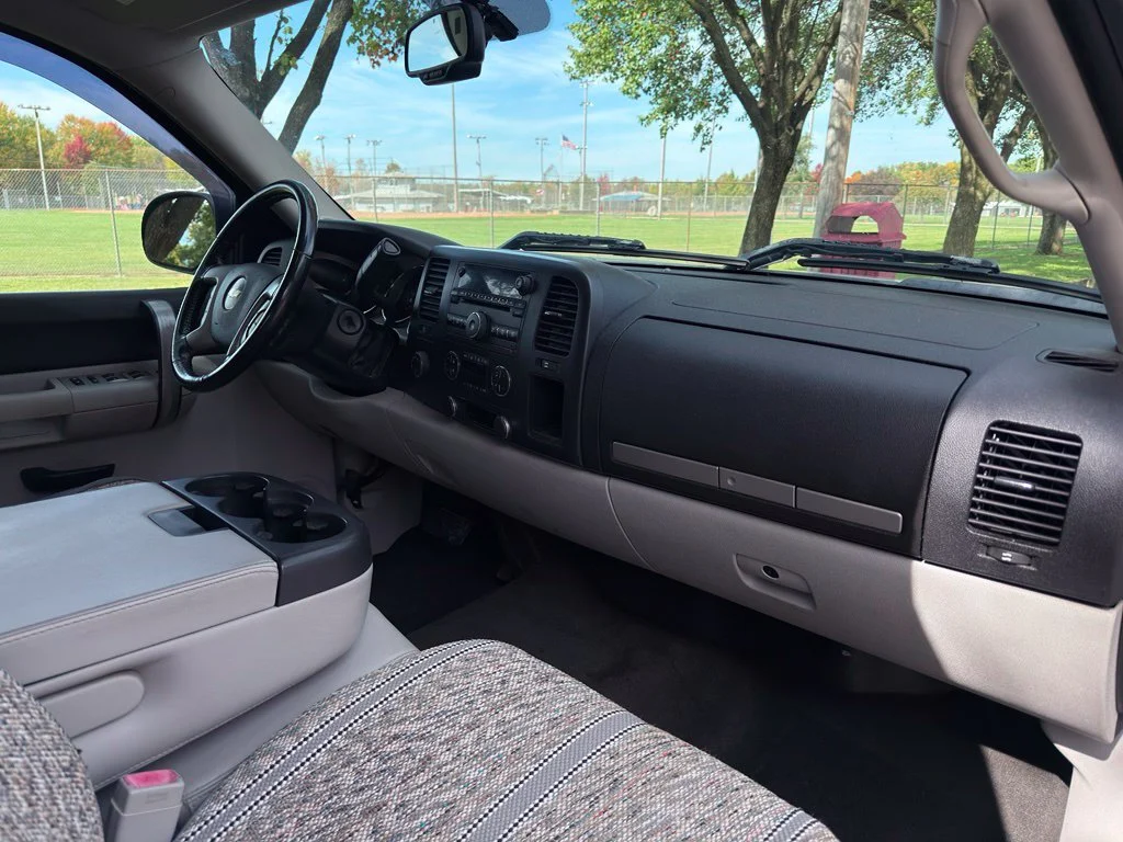 Used 2008 Silver Chevrolet LT image 31