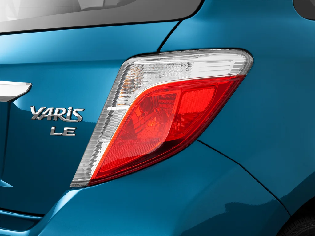 Used 2013 Blue Toyota LE image 16