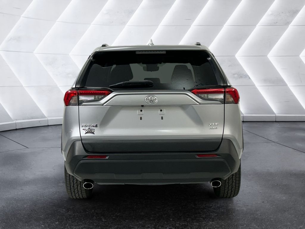 Used 2022 Silver Toyota XLE Premium image 5