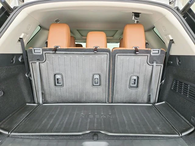 Used 2025 Silver Nissan Platinum image 56