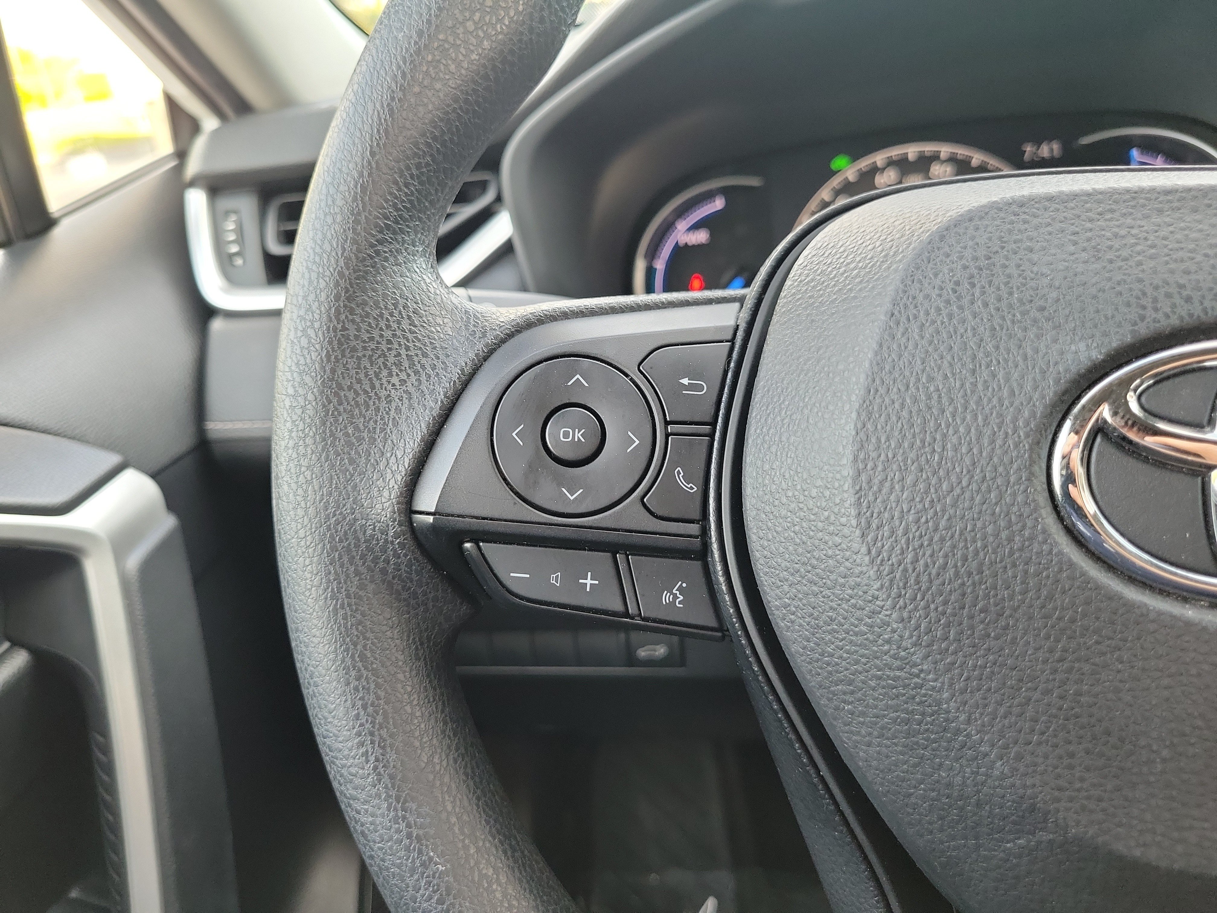 Used 2023 White Toyota Hybrid XLE image 15