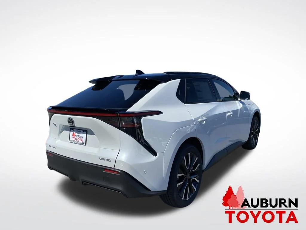 New 2026 Wind Chill Pearl with Midnight Black Metallic roof <sup>1</sup> Toyota  Limited image 7
