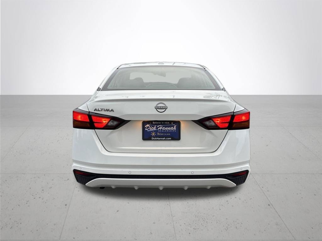 Used 2025 Glacier White Nissan 2.5 SV image 7