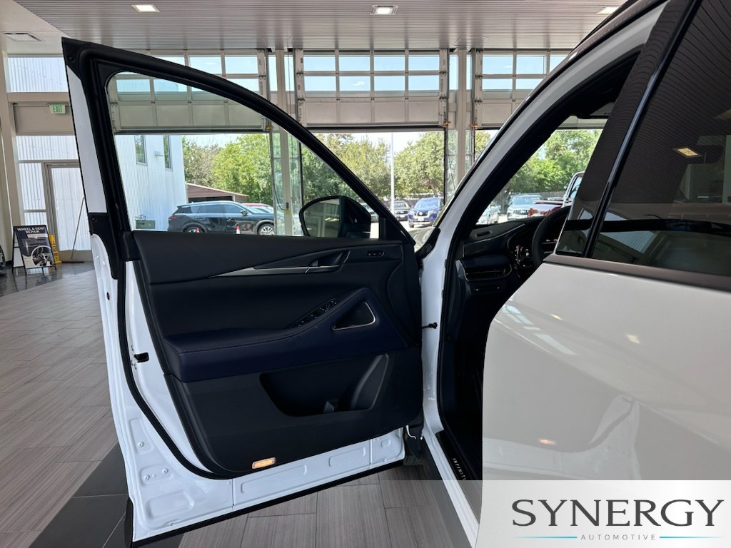 New 2027 2T RAD WHT INFINITI Sport AWD image 27