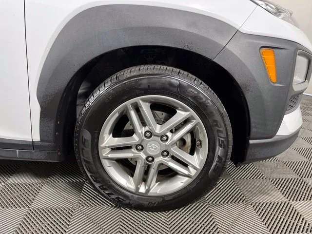 Used 2019 White Hyundai SE image 9