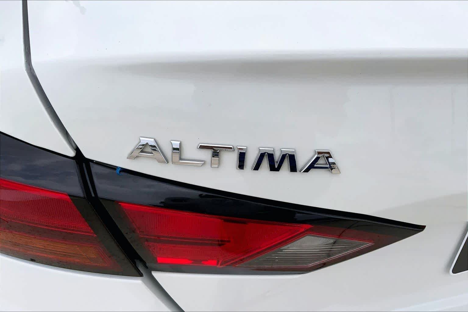 Used 2020 Glacier White Nissan 2.5 S image 29