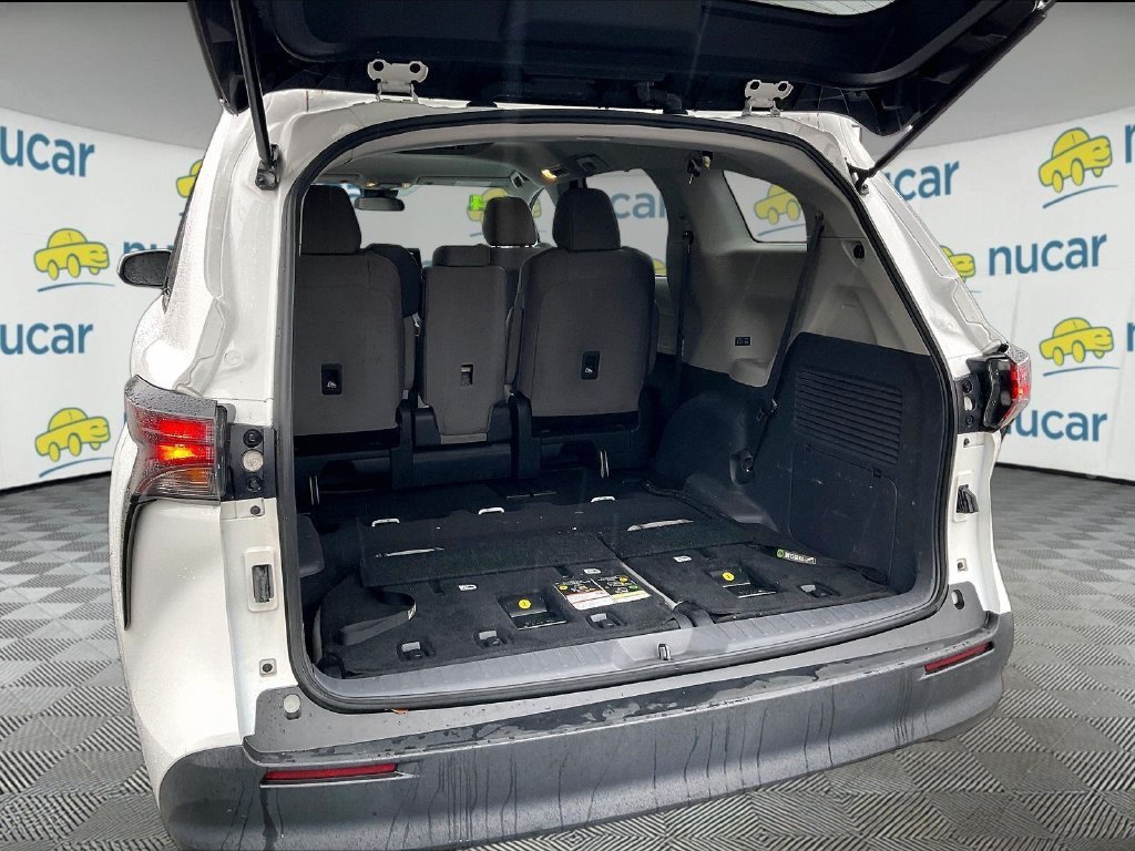 Used 2024 Ice Toyota LE image 37