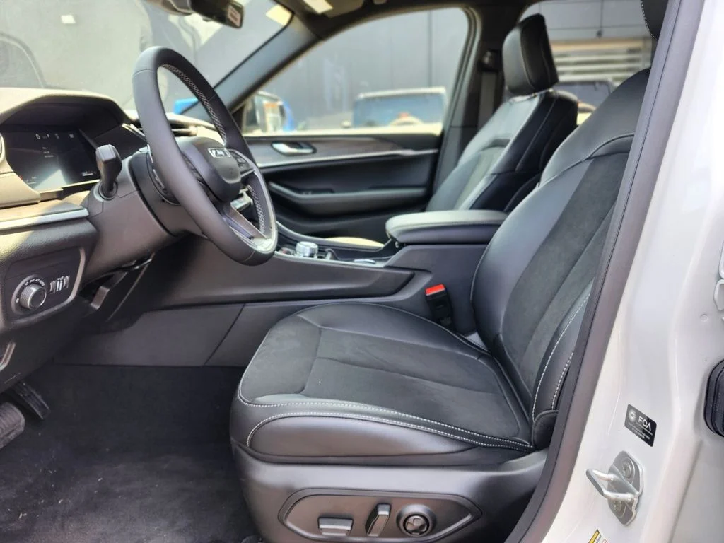 New 2026 Bright White Clear-Coat Exterior Paint Jeep Altitude image 18