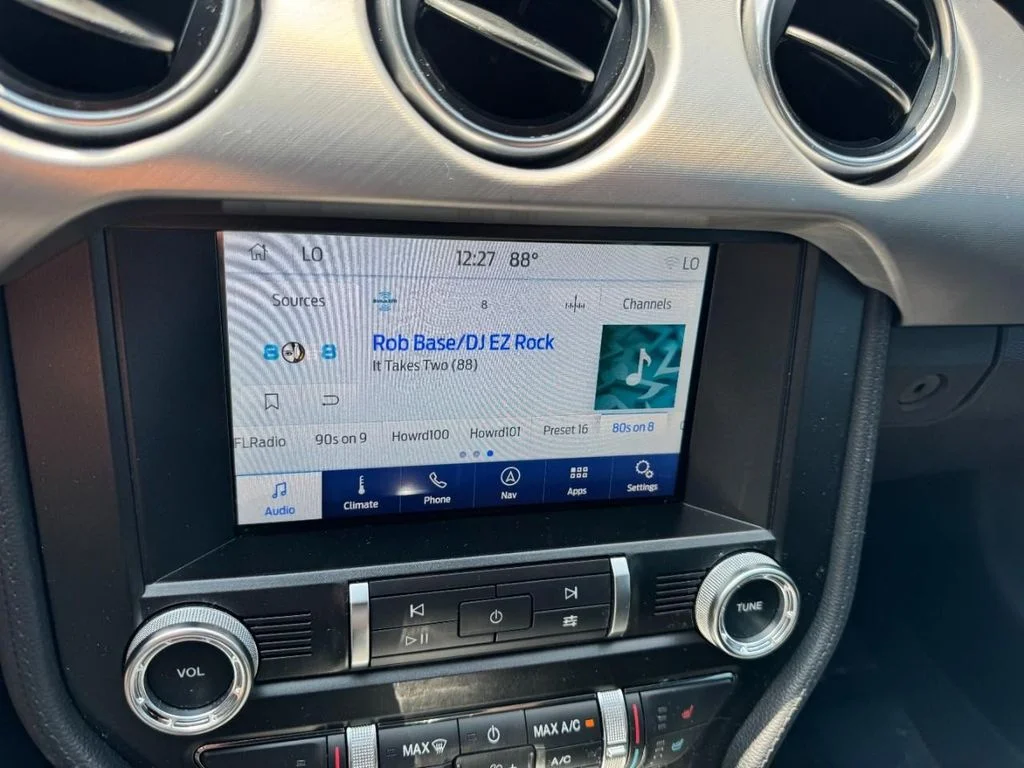 Used 2019 Magnetic Metallic Ford GT Premium image 17
