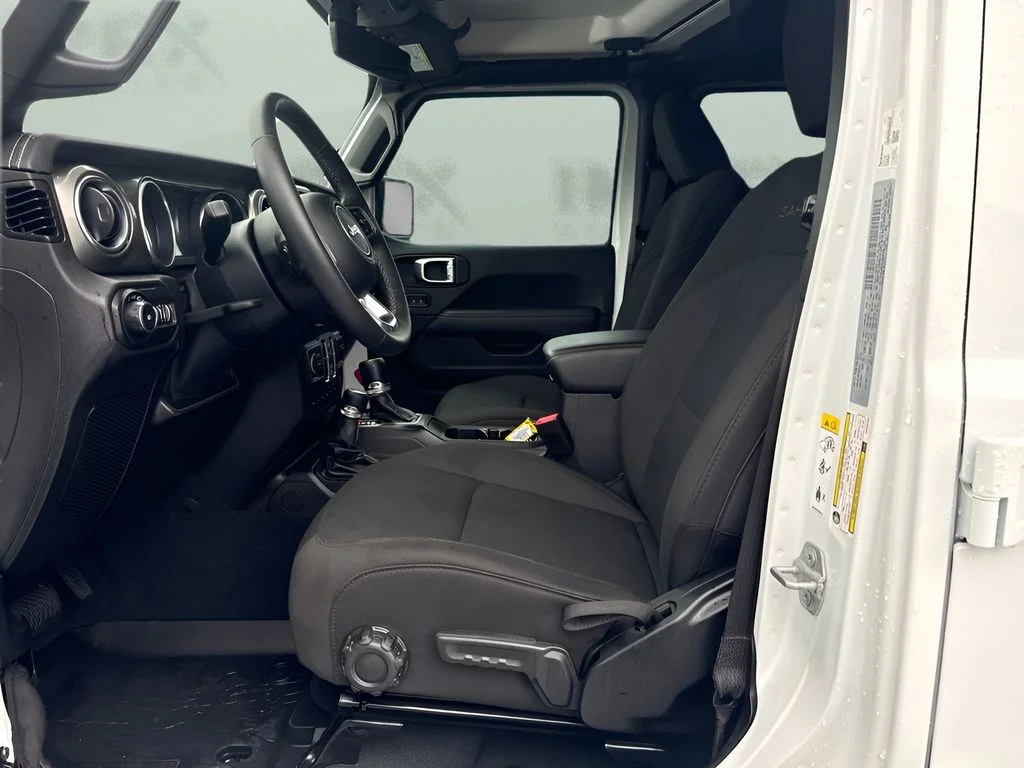 Used 2018 White Jeep Unlimited Sahara image 5