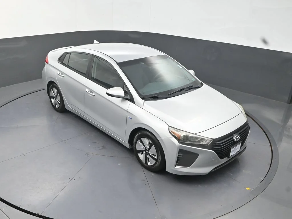 Used 2018 Silver Hyundai Blue image 14