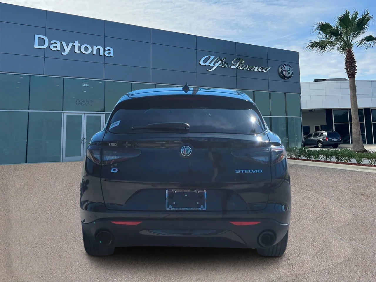 New 2025 Vulcano Black Metallic Exterior Paint Alfa Romeo  image 4
