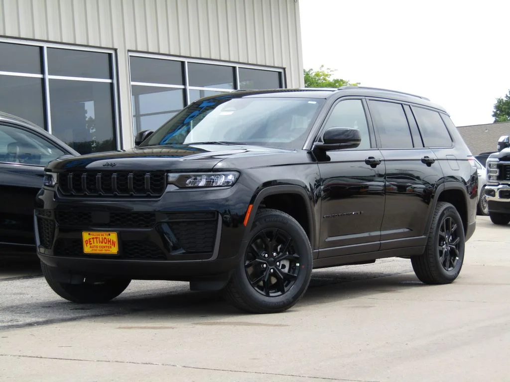 New 2026 Diamond Black Crystal Pearlcoat Jeep Altitude image 12