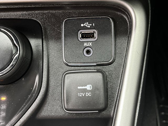 Used 2020 Billet Silver Metallic Clearcoat Jeep Latitude image 21