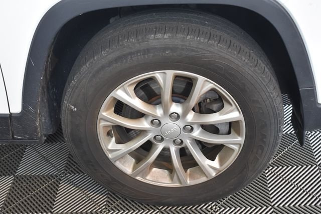 Used 2019 White Jeep Latitude image 10