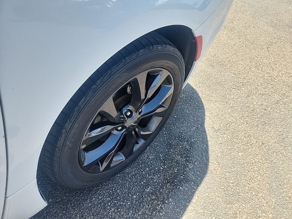 Used 2019 White Chrysler Touring L image 9
