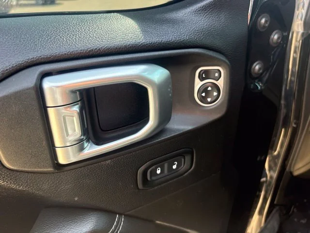 Used 2019  Jeep Sahara image 10