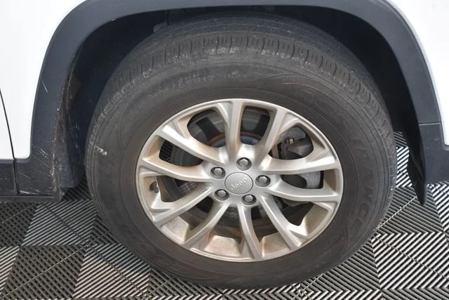 Used 2019 White Jeep Latitude image 10