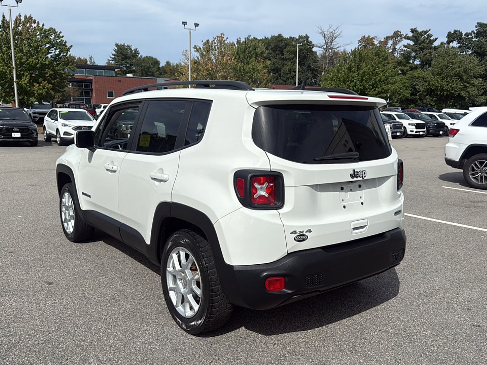 Certified Used 2020 Alpine White Clearcoat Jeep Latitude 4x4 image 9