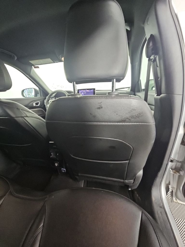 Used 2024 Silver Jeep Latitude image 19
