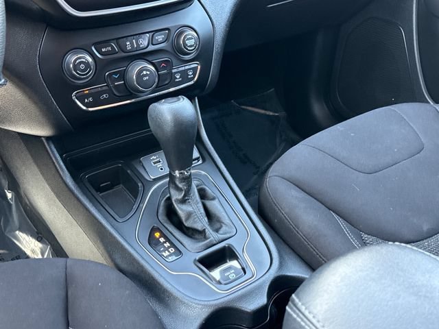 Used 2020 Billet Silver Metallic Clearcoat Jeep Latitude image 11