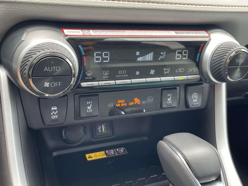 Used 2025 Wind Chill Pearl Toyota XLE Premium image 20