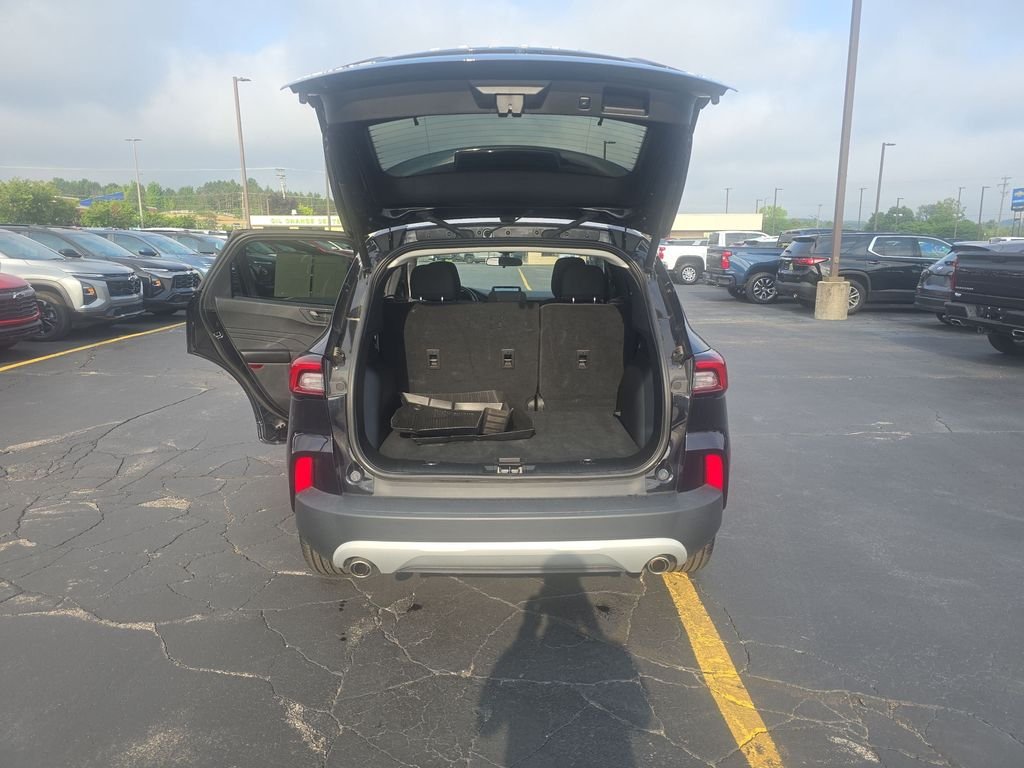 Used 2023 Black Metallic Ford Active image 21