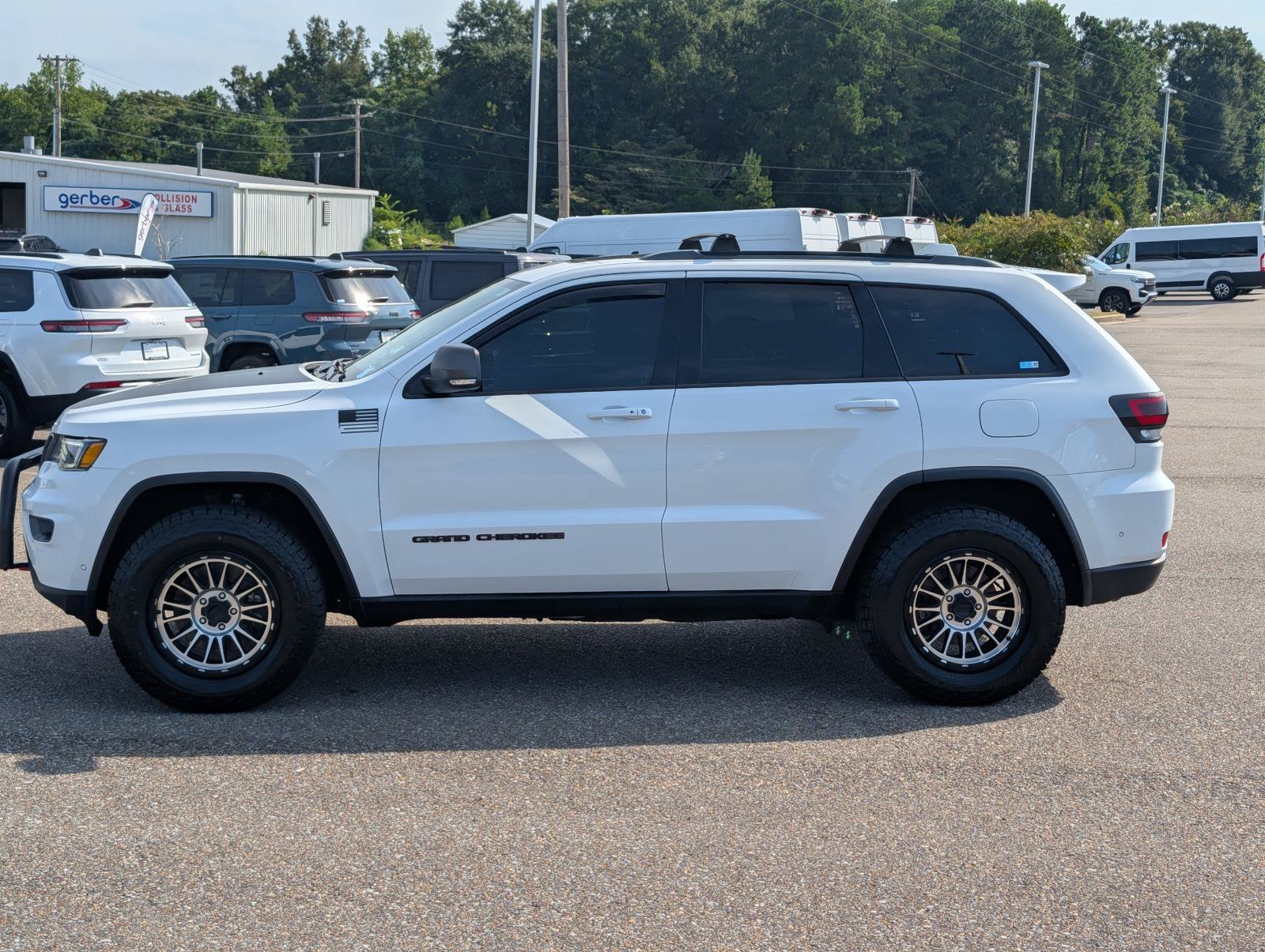 Used 2021 Bright White Clearcoat Jeep Trailhawk image 12