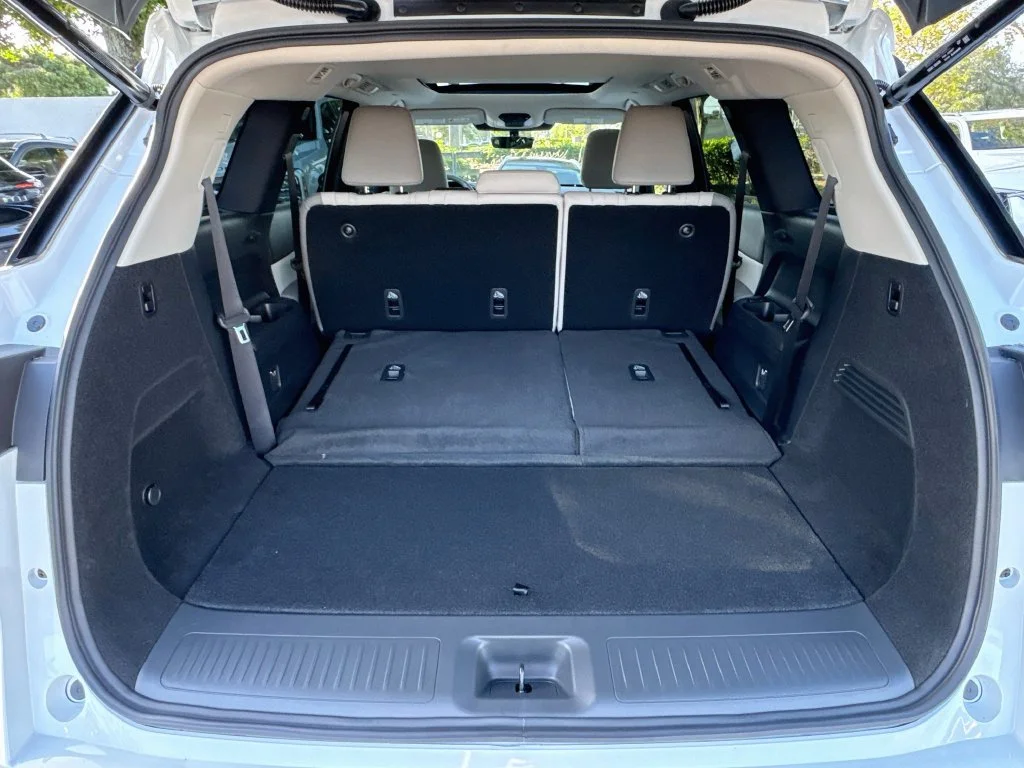 New 2027 White INFINITI LUXE image 28