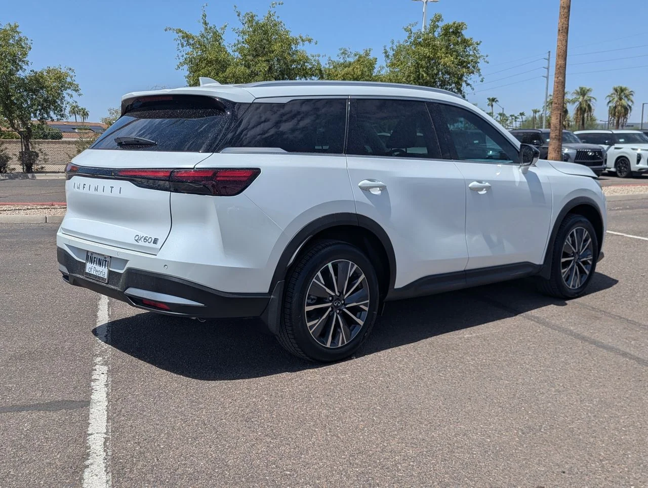 New 2027 RADIANT WHITE INFINITI Luxe AWD image 5