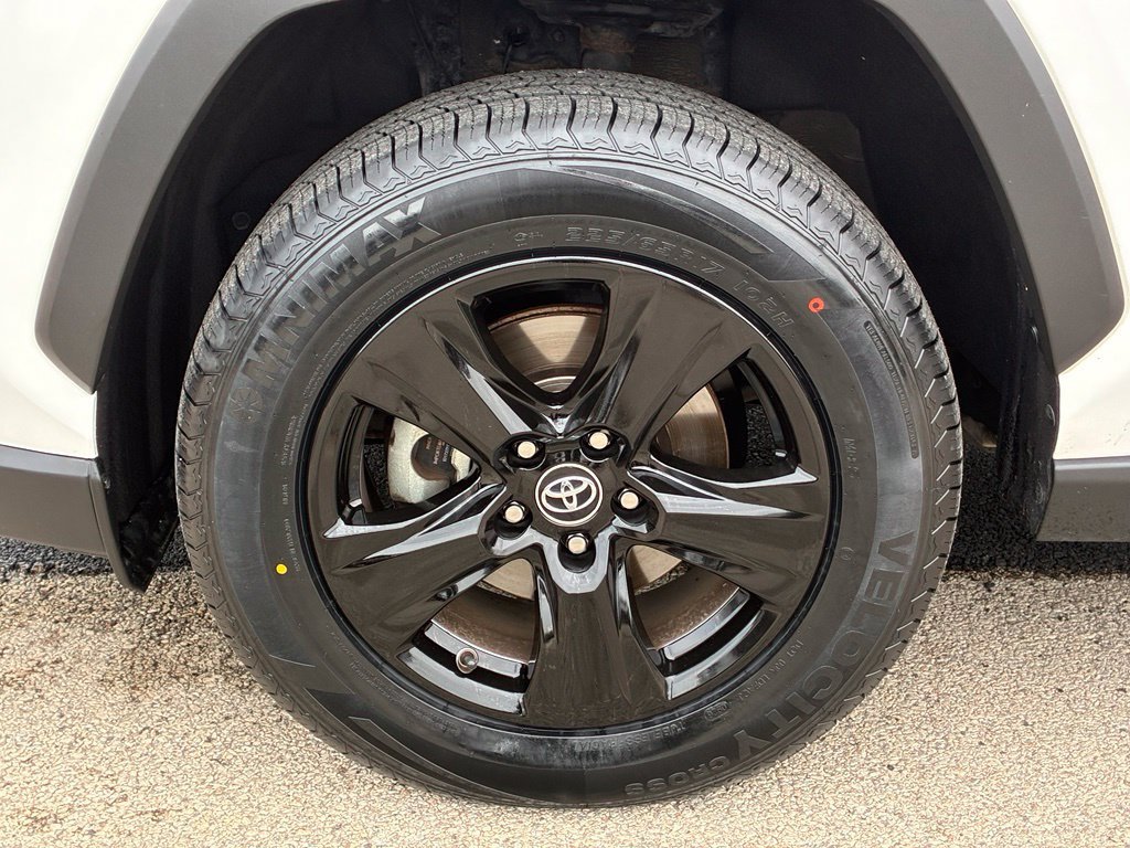 Used 2020 White Toyota XLE image 9