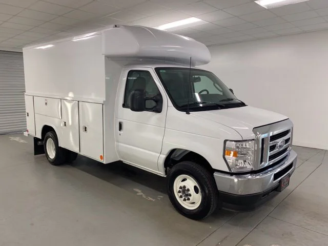 New 2025 Oxford White Ford E-350 SRW image 23