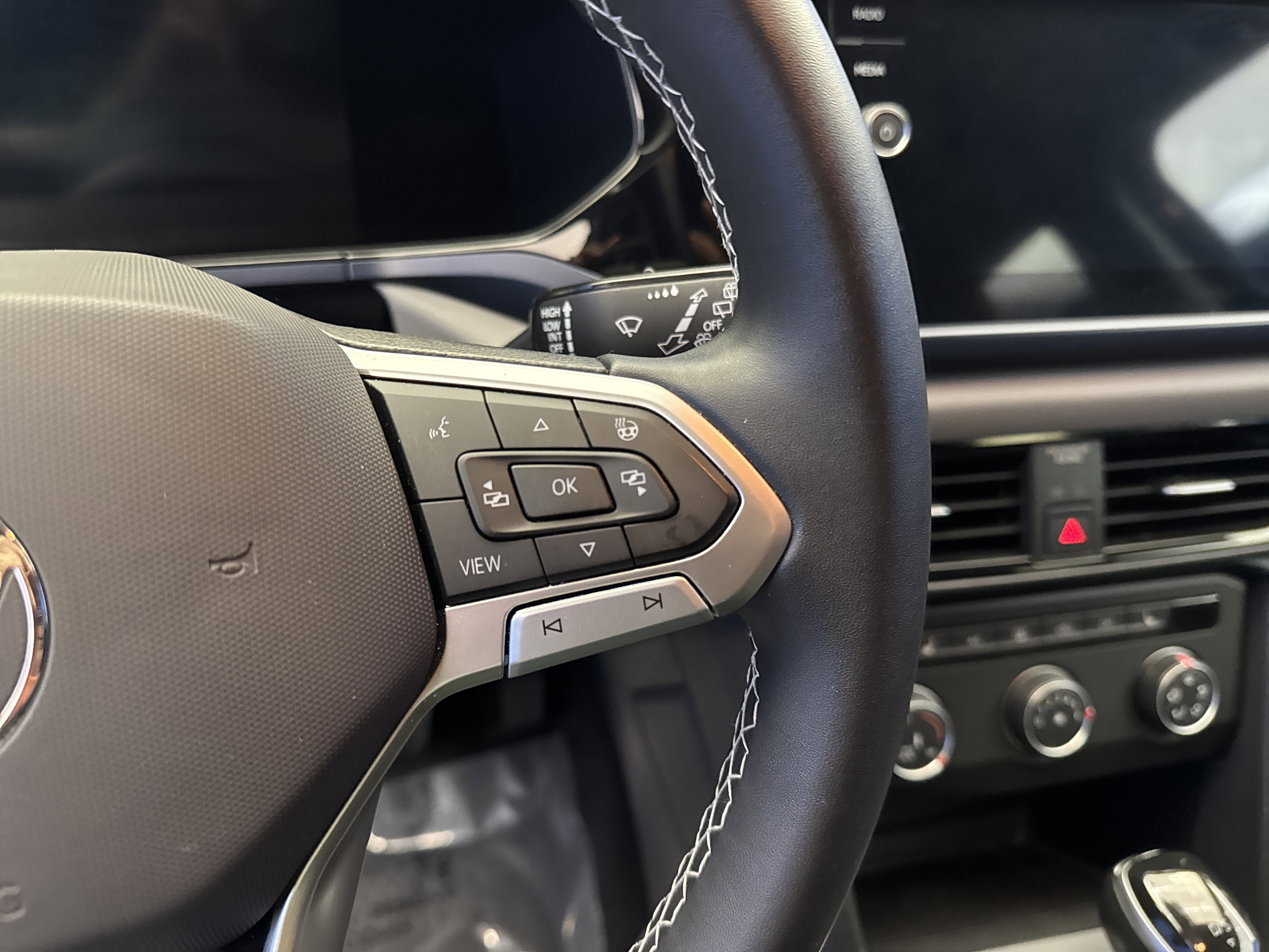 2022 Volkswagen Taos SE photo 2