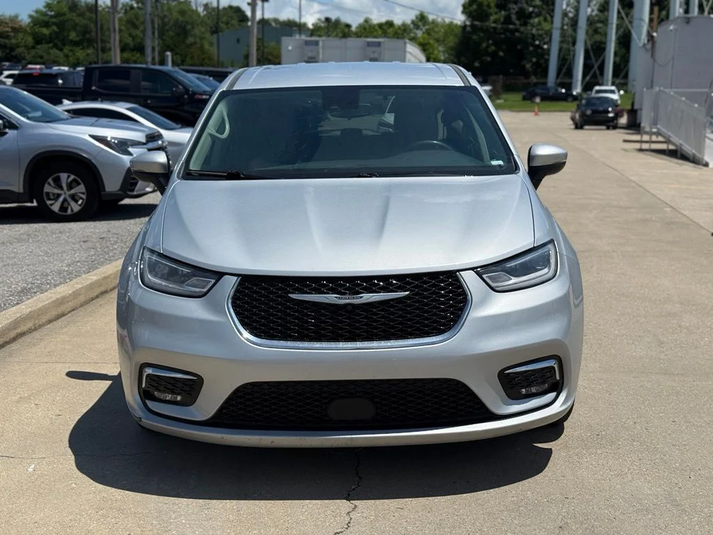Used 2023 Silver Chrysler Touring L image 3