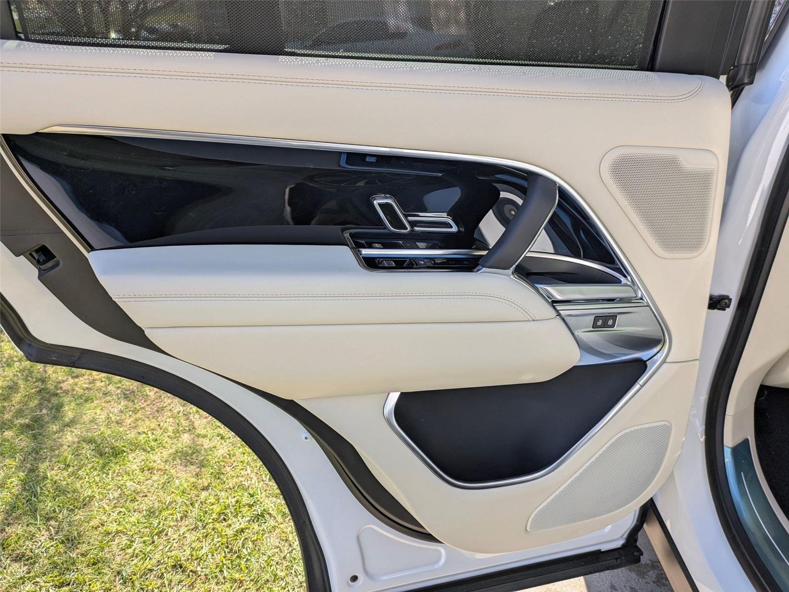New 2026 Ostuni Pearl White Land Rover SE image 25