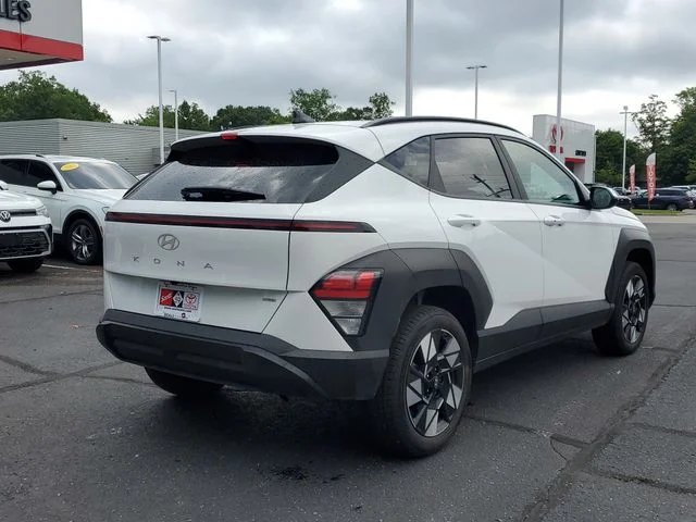 Used 2025 White Hyundai SEL image 4