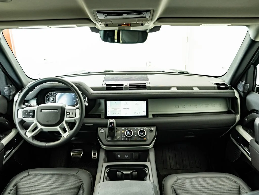 Used 2023 Black Land Rover S image 4