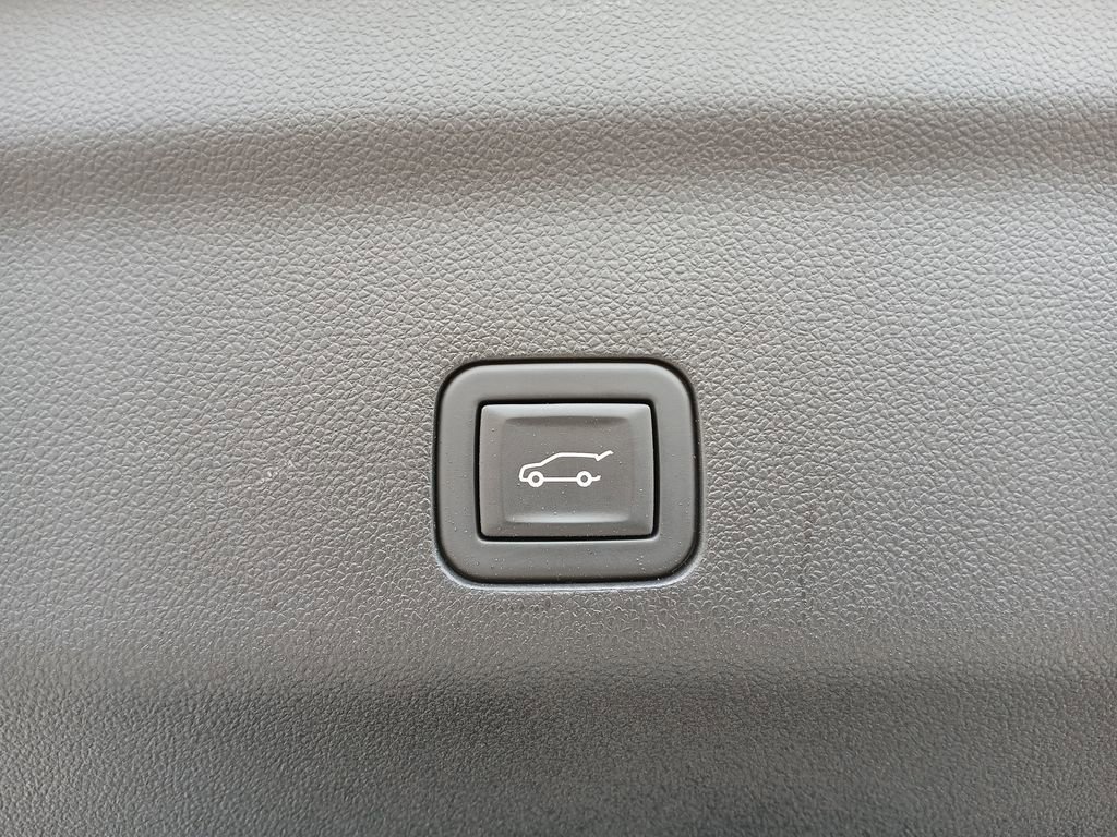 Used 2023 Iridescent Pearl Tricoat Chevrolet High Country image 27